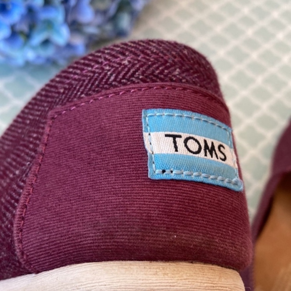 TOMS Burgundy Herringbone Slip On Shoes 8 - Picture 6 of 9